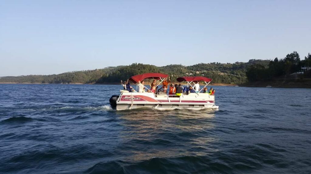 Aluguer de barco em Tomar – Castelo de Bode Barco turístico a motor na Albufeira de Castelo de Bode, disponível para aluguer em Tomar