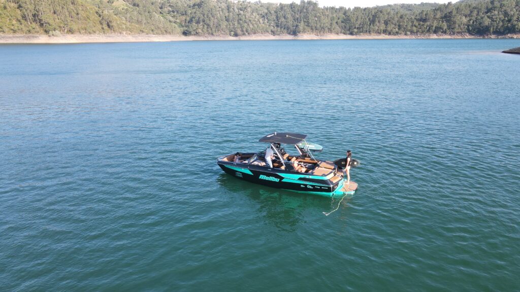 Barco Malibu para atividades náuticas na Barragem de Castelo de Bode – Tomar barco Malibu para wakeboard e passeios rápidos na Barragem de Castelo de Bode em Tomar